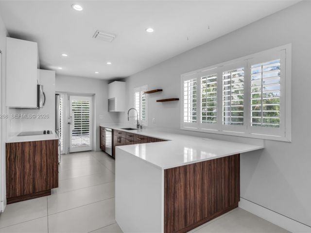 Продажа дома по адресу 1632 SW 12th St - фото 7509010