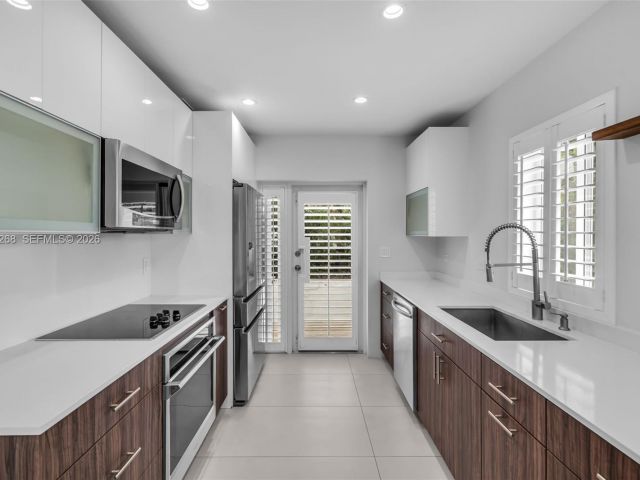 Продажа дома по адресу 1632 SW 12th St - фото 7509011