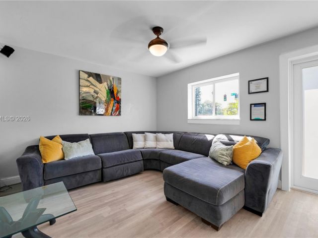 Продажа дома по адресу 1300 NW 7th Ave - фото 7481756