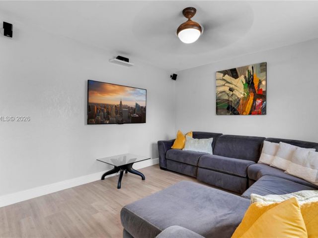 Продажа дома по адресу 1300 NW 7th Ave - фото 7481757