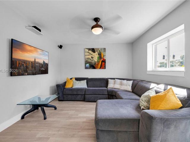 Продажа дома по адресу 1300 NW 7th Ave - фото 7481758