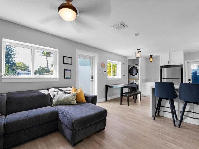 Продажа дома по адресу 1300 NW 7th Ave - фото 7481759