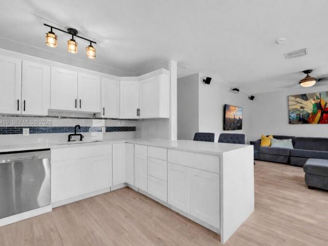 Продажа дома по адресу 1300 NW 7th Ave - фото 7481763