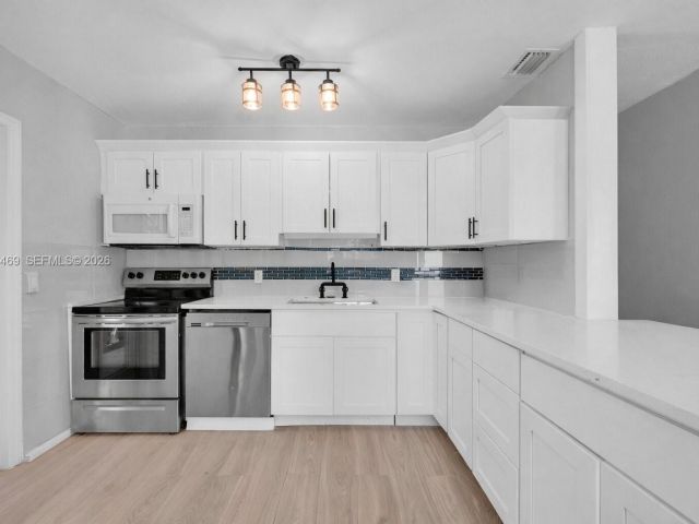 Продажа дома по адресу 1300 NW 7th Ave - фото 7481764