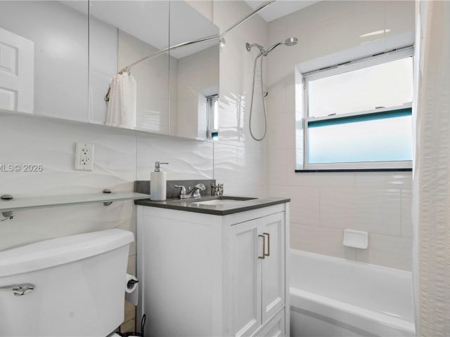 Продажа дома по адресу 1300 NW 7th Ave - фото 7481770