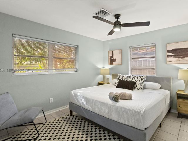 Продажа дома по адресу 3024 NE 2nd Ter - фото 7451415