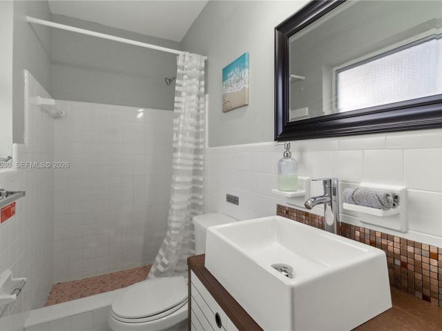 Продажа дома по адресу 3024 NE 2nd Ter - фото 7451424