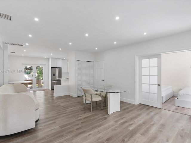 Продажа дома по адресу 8934 Harding Ave - фото 7467167