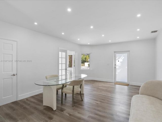 Продажа дома по адресу 8934 Harding Ave - фото 7467169