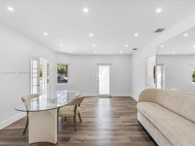 Продажа дома по адресу 8934 Harding Ave - фото 7467170