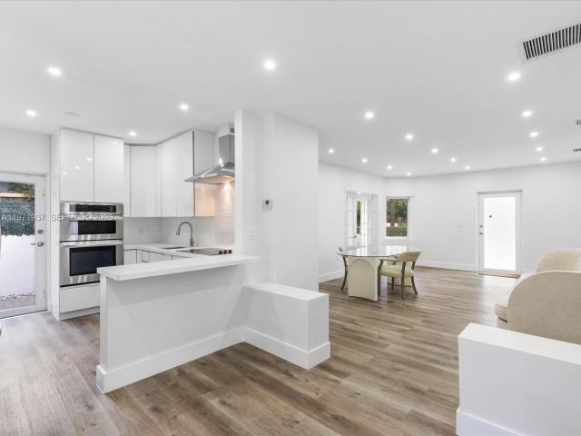 Продажа дома по адресу 8934 Harding Ave - фото 7467172