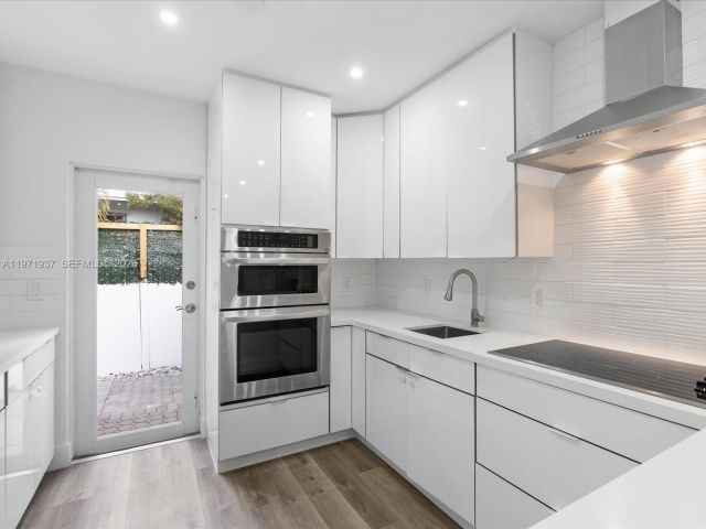 Продажа дома по адресу 8934 Harding Ave - фото 7467174