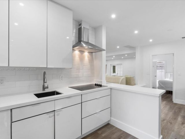 Продажа дома по адресу 8934 Harding Ave - фото 7467175