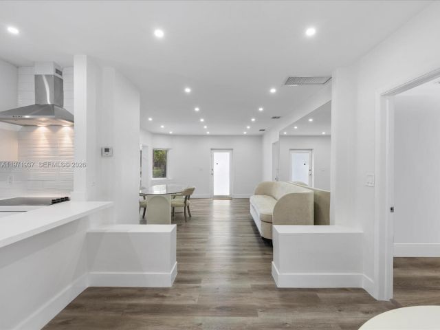 Продажа дома по адресу 8934 Harding Ave - фото 7467176