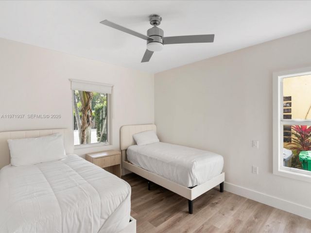 Продажа дома по адресу 8934 Harding Ave - фото 7467178