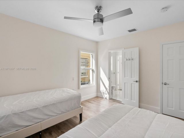 Продажа дома по адресу 8934 Harding Ave - фото 7467179