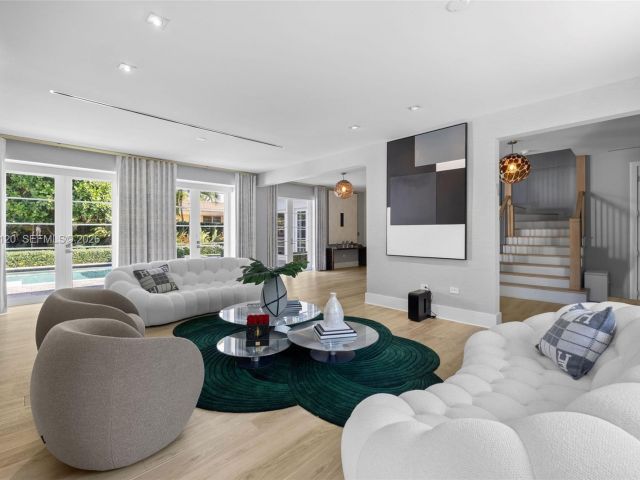 Продажа дома по адресу 2887 Pine Tree Dr - фото 7469048