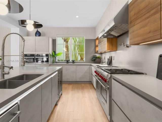 Продажа дома по адресу 2887 Pine Tree Dr - фото 7469053