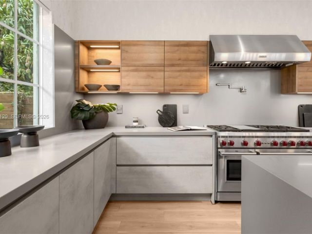 Продажа дома по адресу 2887 Pine Tree Dr - фото 7469054