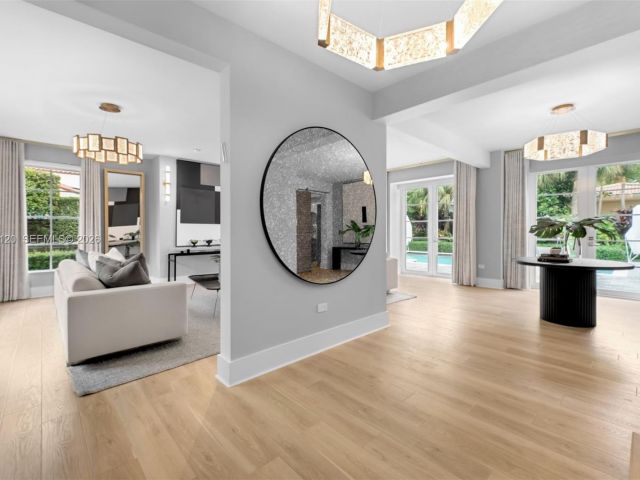 Продажа дома по адресу 2887 Pine Tree Dr - фото 7469056