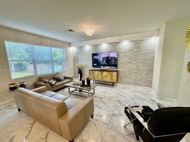 Дом в аренду по адресу 4334 Ficus St - фото 7474082