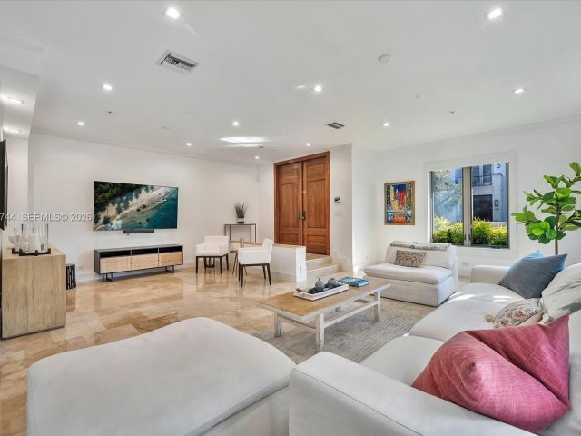 Продажа дома по адресу 7440 SW 56th Ct - фото 7466236