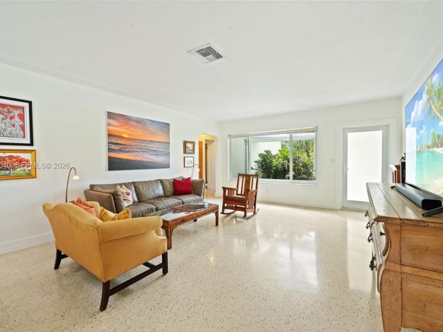 Продажа дома по адресу 8819 Hawthorne Ave - фото 7467013