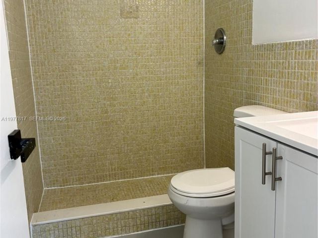 Дом в аренду по адресу 490 NE 170th St - фото 7481114