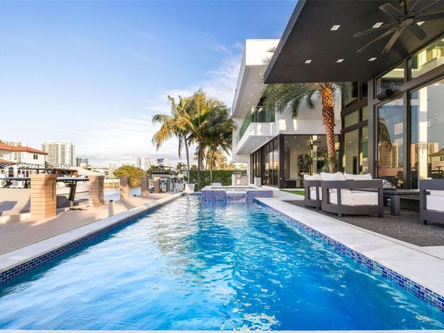 Дом в аренду по адресу 3367 NE 168th St __ - фото 7481118