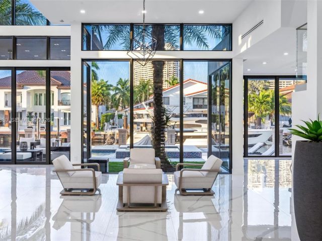 Дом в аренду по адресу 3367 NE 168th St __ - фото 7481125