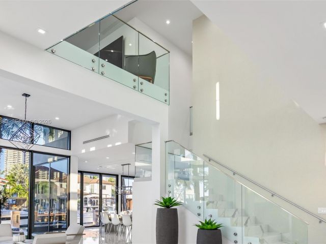 Дом в аренду по адресу 3367 NE 168th St __ - фото 7481127