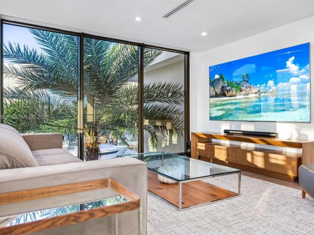 Дом в аренду по адресу 3367 NE 168th St __ - фото 7481130