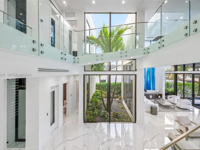 Дом в аренду по адресу 3367 NE 168th St __ - фото 7481131