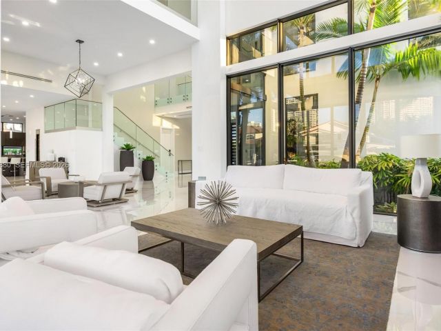 Дом в аренду по адресу 3367 NE 168th St __ - фото 7481133