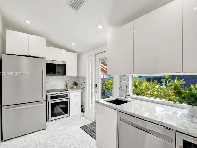 Дом в аренду по адресу 3305 NE 16th Ct - фото 7518287