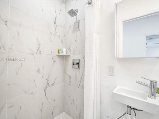 Дом в аренду по адресу 3305 NE 16th Ct - фото 7518296