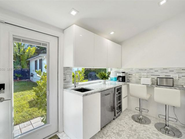 Дом в аренду по адресу 3305 NE 16th Ct - фото 7518300