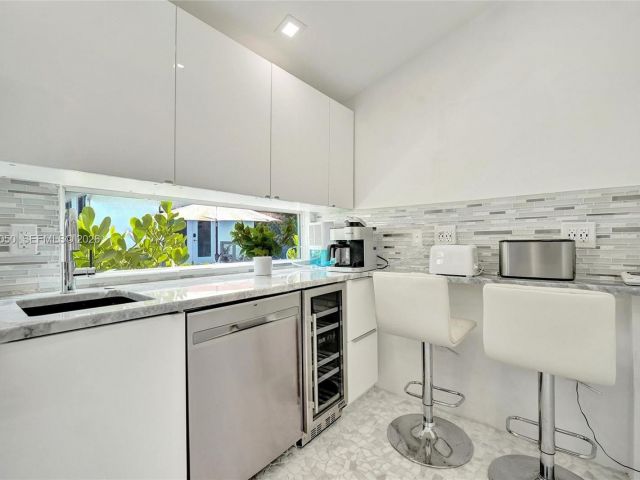 Дом в аренду по адресу 3305 NE 16th Ct - фото 7518301