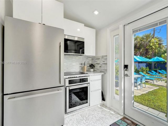 Дом в аренду по адресу 3305 NE 16th Ct - фото 7518302