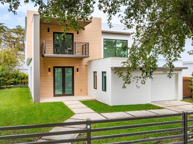 Продажа дома по адресу 2225 SW 18th Ave - фото 7529020