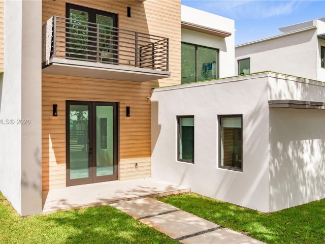 Продажа дома по адресу 2225 SW 18th Ave - фото 7529021