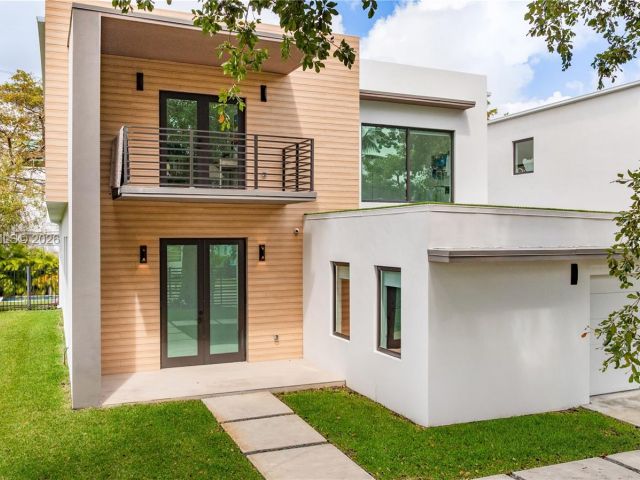 Продажа дома по адресу 2225 SW 18th Ave - фото 7529022