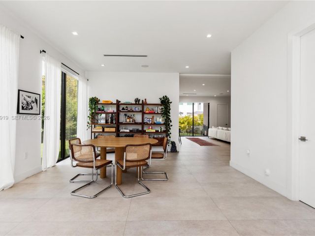 Продажа дома по адресу 2225 SW 18th Ave - фото 7529024