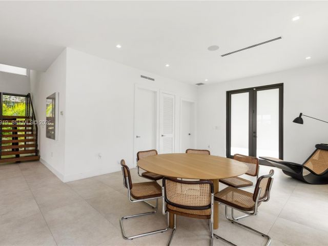 Продажа дома по адресу 2225 SW 18th Ave - фото 7529026