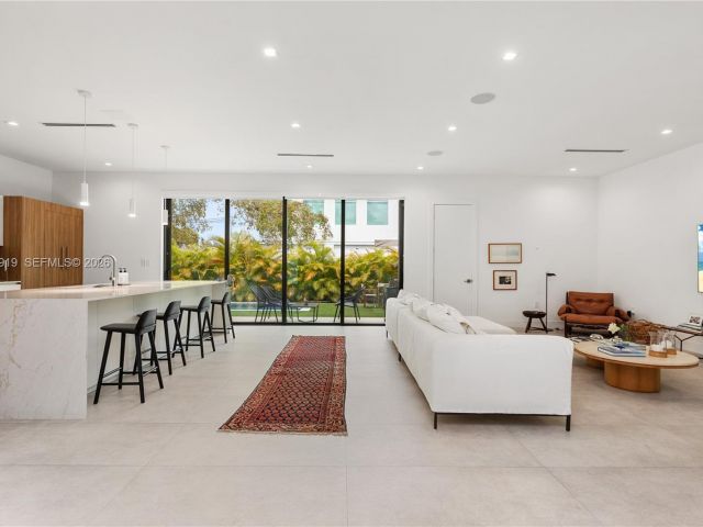 Продажа дома по адресу 2225 SW 18th Ave - фото 7529029