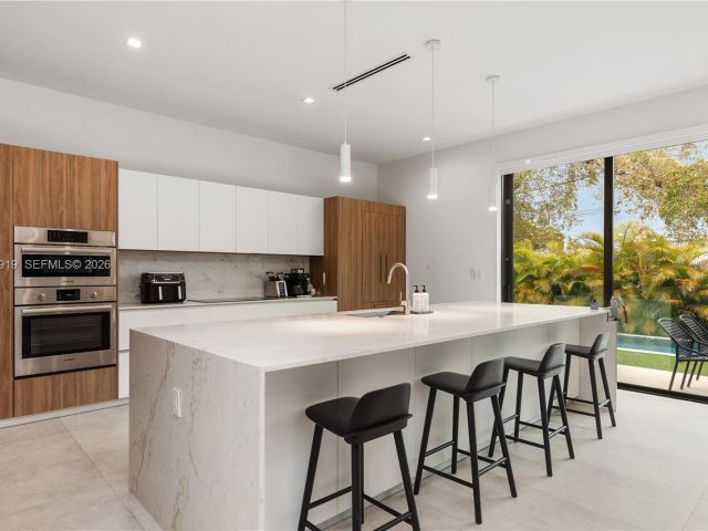 Продажа дома по адресу 2225 SW 18th Ave - фото 7529030