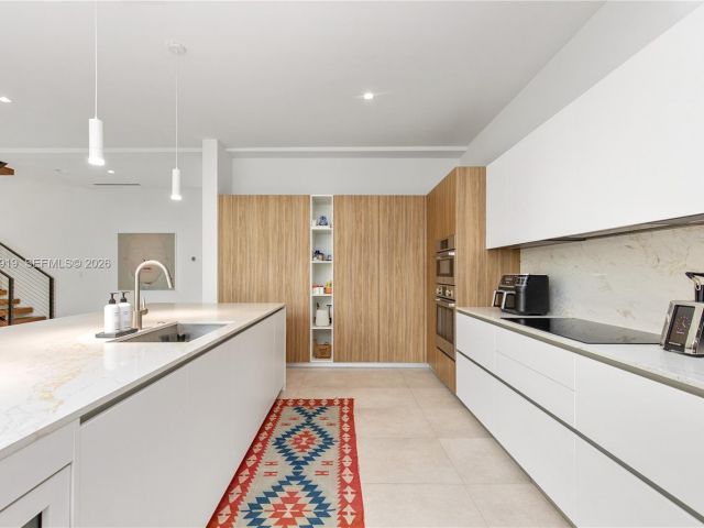 Продажа дома по адресу 2225 SW 18th Ave - фото 7529032