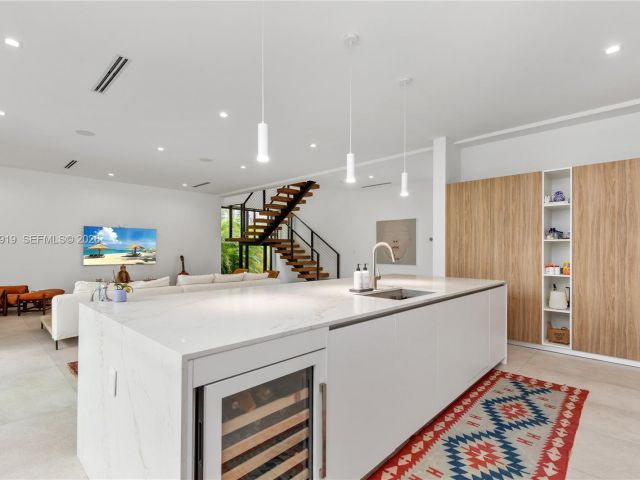 Продажа дома по адресу 2225 SW 18th Ave - фото 7529033