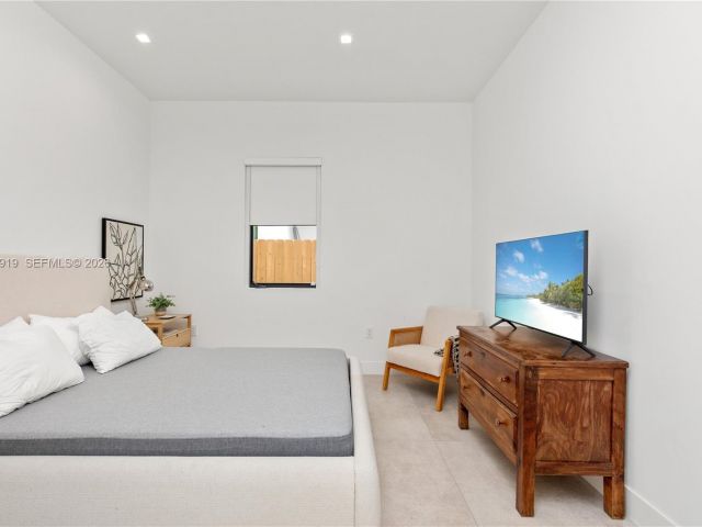 Продажа дома по адресу 2225 SW 18th Ave - фото 7529036