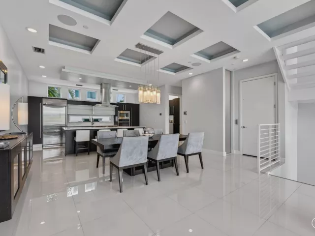 Продажа дома по адресу 2743 NE 1st Street - фото 9269590